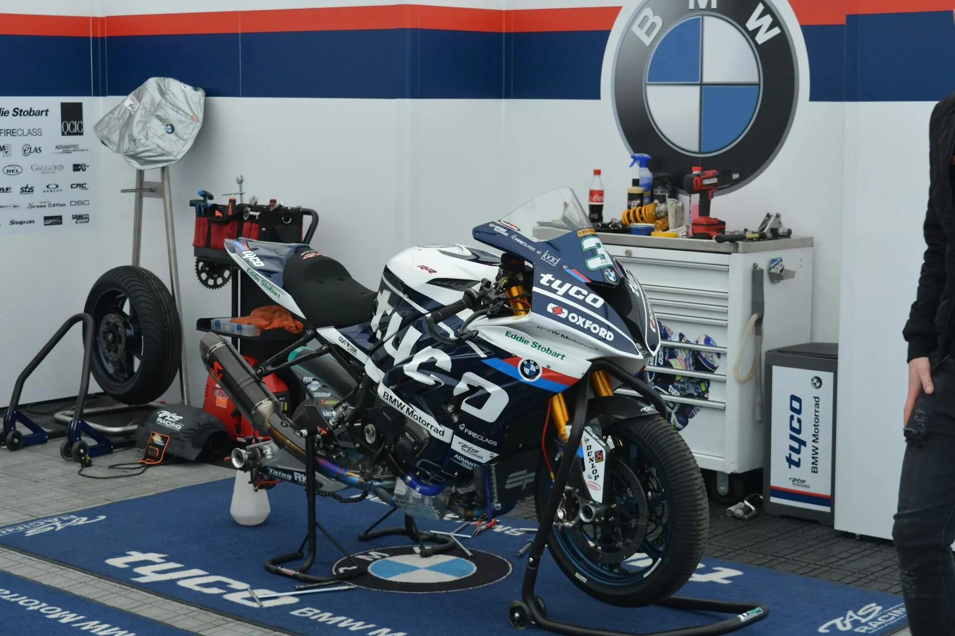 Taller de motos Box47 en Muro de Alcoy: mecánico reparando una motocicleta