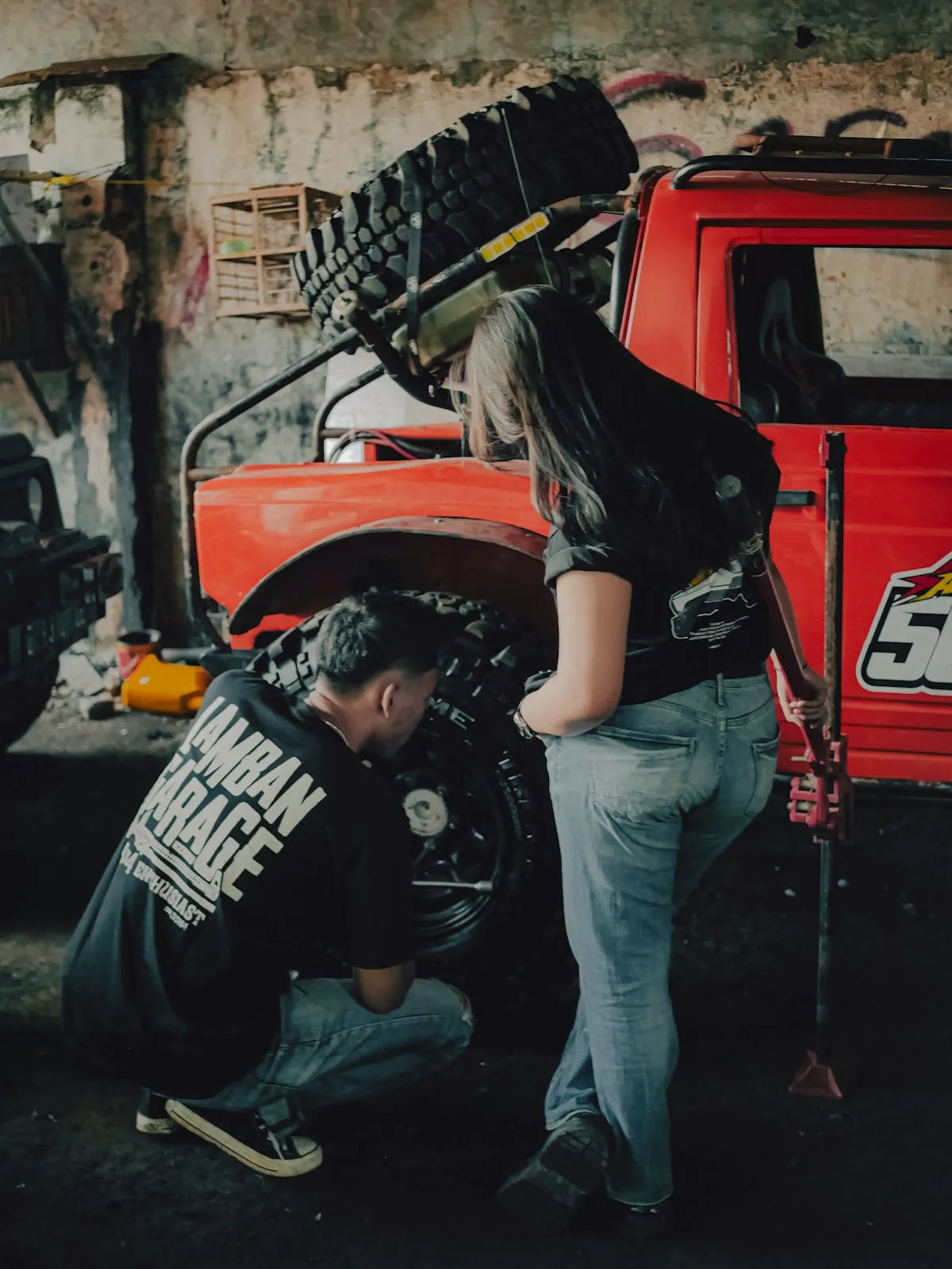 Mecánico especializado de Box47 trabajando en una moto en el taller