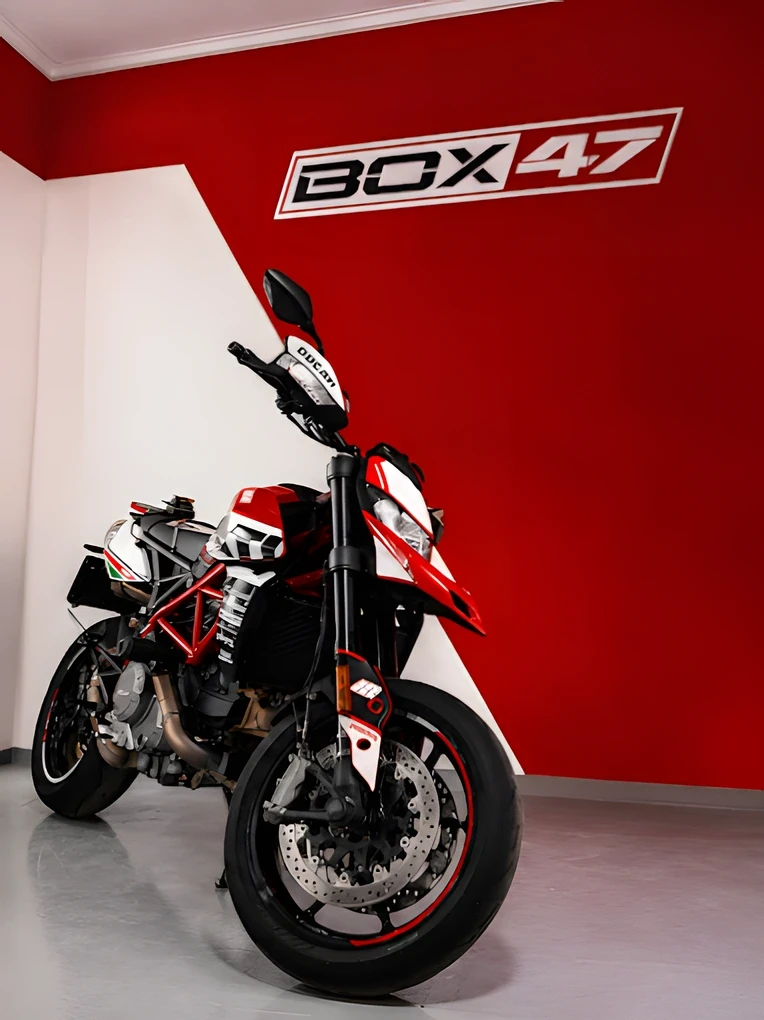 Ducati Hypermotard en el taller de motos Box47 de Muro de Alcoy